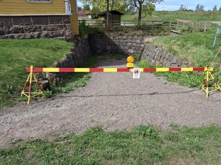 Pääsy estetty puomilla Rauhankatu 8 rakennuksen päädyssä.