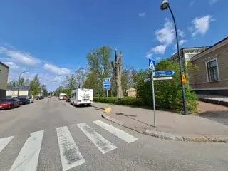 Haminan Vallikatu, jossa matkailuajoneuvoja pysäköitynä.