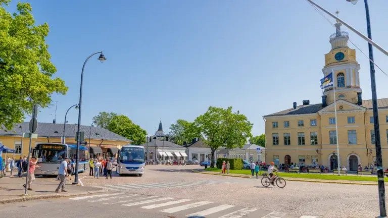 Haminan Ratihuoneentori, ihmisiä ja busseja